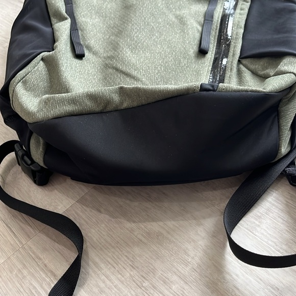 Lululemon Core Backpack 2.0 20L Water Repellent NWT Green Black Zippers Laptop main image 9